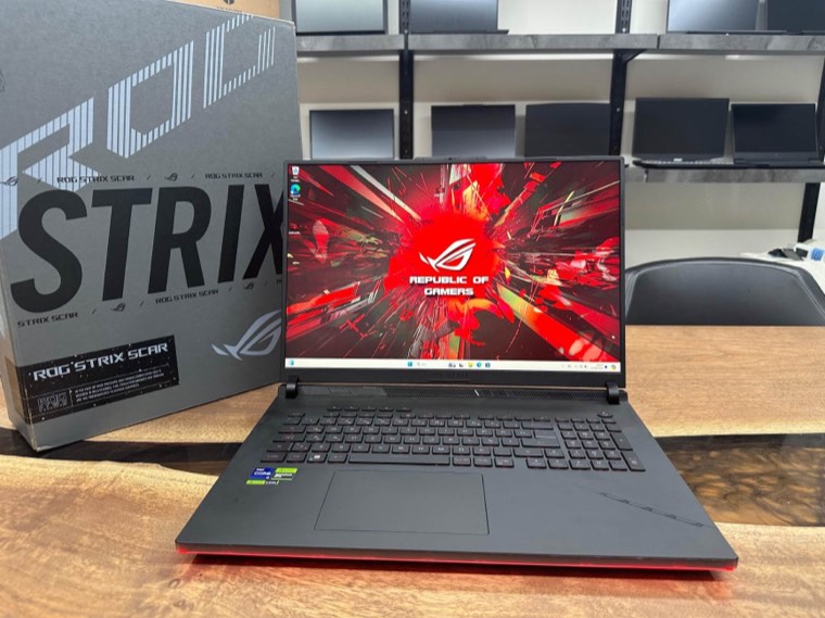 ASUS ROG Strix Scar oyun notebook'u kutusuyla birlikte