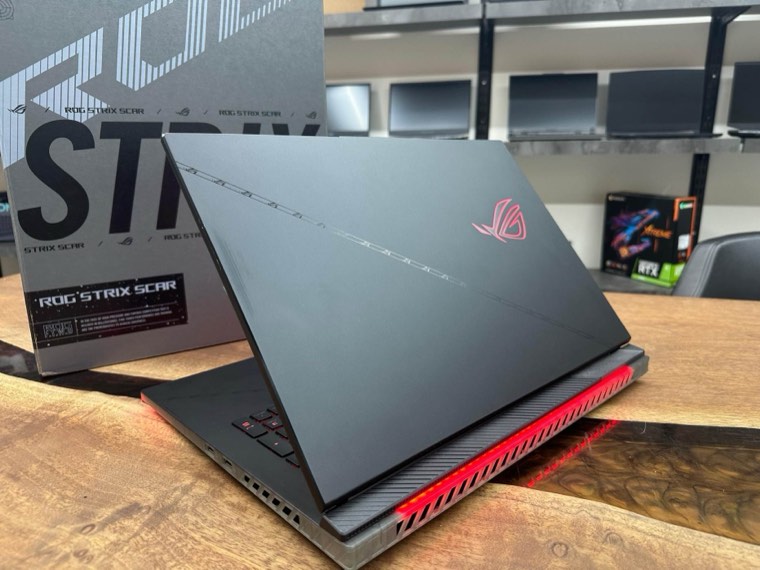 ROG Strix Scar notebook'un RGB aydınlatmalı arka ve yan görünümü