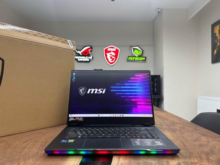MSI oyun notebook'u, arkada ROG, MSI ve Monster marka panoları