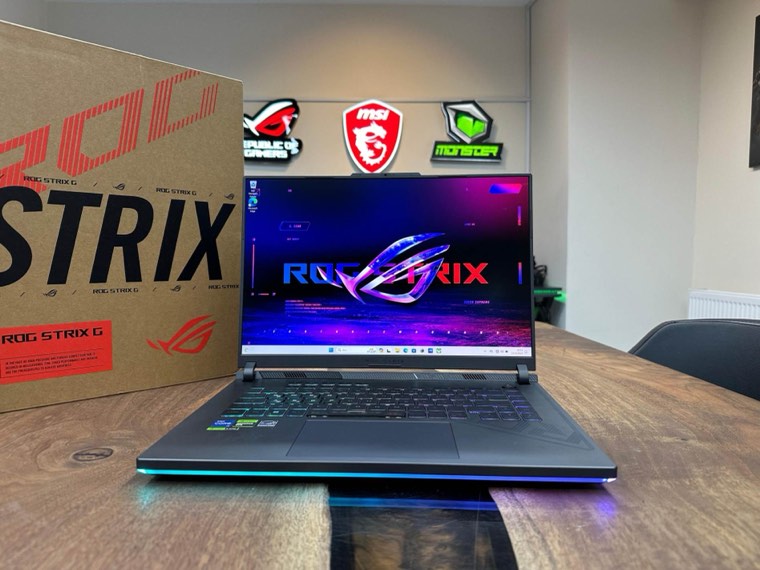 ASUS ROG Strix oyun notebook'u showroom masasında, açık ekranıyla