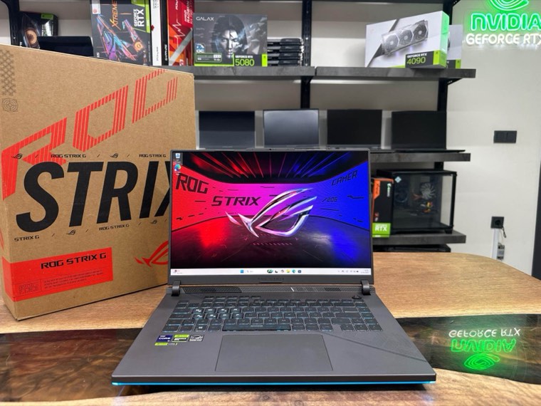 ASUS ROG Strix notebook, arkada RTX 5080 ve 4090 ekran kartı rafı
