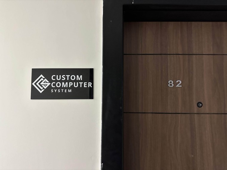 Custom Computer System ofis girişi tabelası, Daire 82